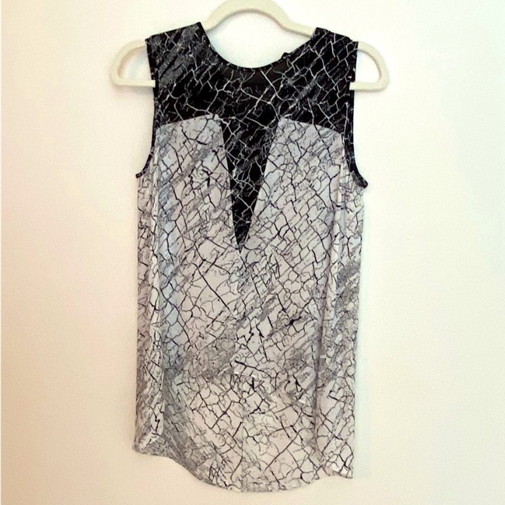 BCBG Black and White Sleeveless Tunic Modern Marble Design High Low Blouse XXS
